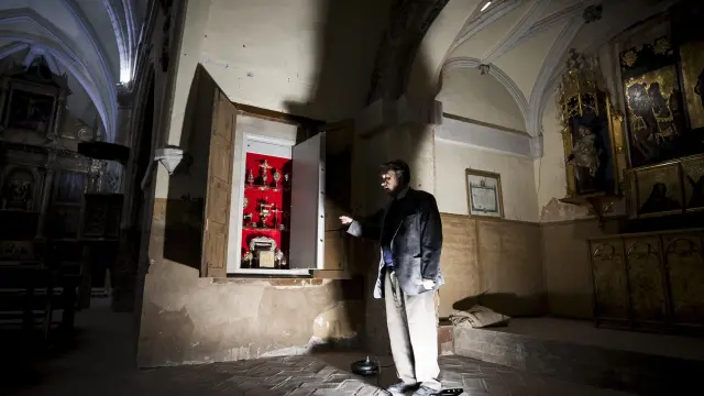 Manuel Gracia señala las Santas Reliquias conservadas en la iglesia de San Miguel.