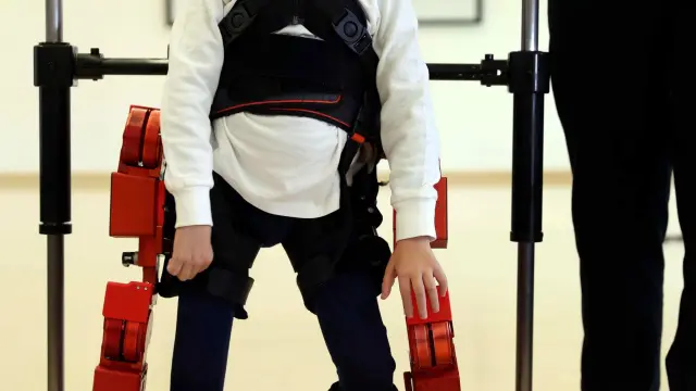 Presentan el primer exoesqueleto portable para terapias en niños con atrofias musculares