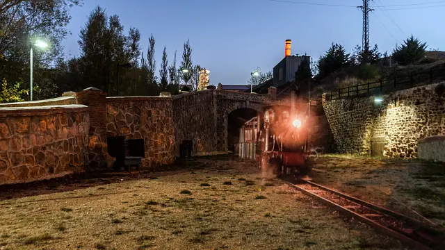 Imagen nocturna del tren minero de Utrillas recuperado para uso recreativo.