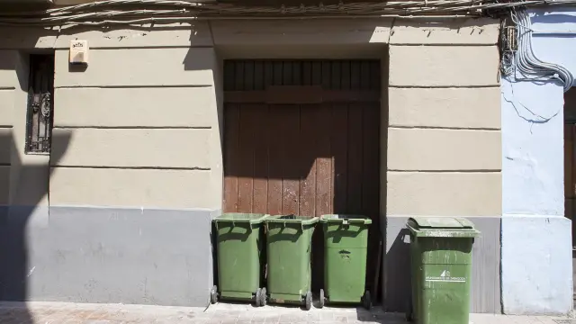 El puerta a puerta se aplica con los contenedores que las comunidades de vecinos guardan en sus portales, como estos de la calle de Boggiero.