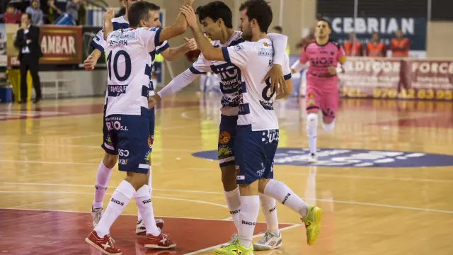 Los jugadores del Ríos Renovables celebran un gol.