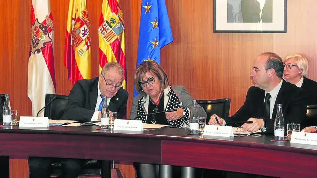 El presidente de la Diputación, Miguel Gracia, y la vicepresidenta, Elisa Sancho, ayer en el pleno.