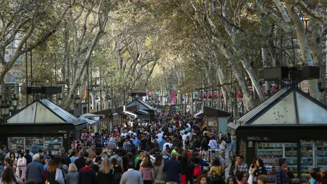 Turistas y visitantes en La Rambla de Barcelona.