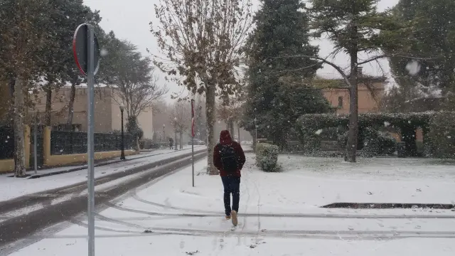 Las calles del Ensanche de Teruel han quedado cubiertas por dos centímetros de nieve