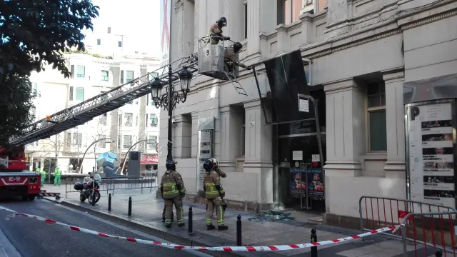 Los bomberos intervienen en la fachada del Teatro Principal