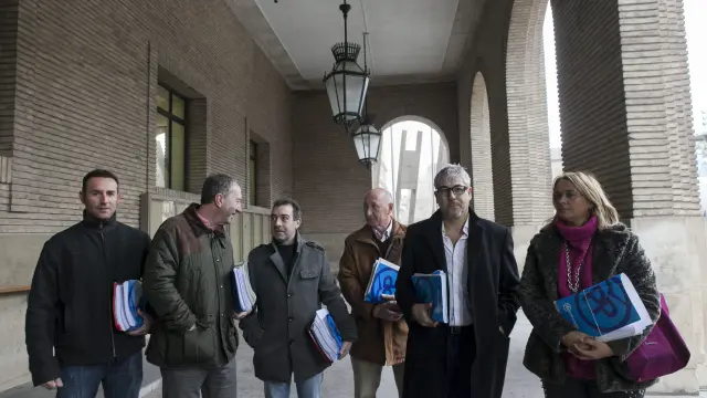 Representantes del PP se dirigen al registro del Ayuntamiento de Zaragoza.