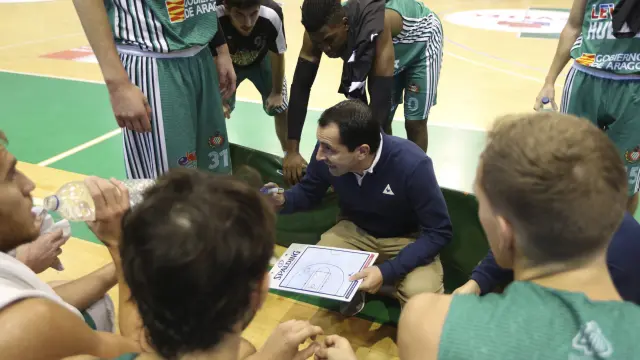 El técnico Guillermo Arenas dando instrucciones durante un tiempo muerto.