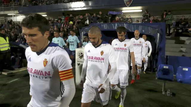 Los jugadores del Real Zaragoza salen al campo de El Alcoraz en el partido ante el Huesca del pasado 6 de noviembre, estrenando el uniforme totalmente blanco que repetirán en Gijón.