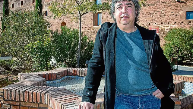José Ángel Calvo, junto a la fuente del jardín de las Cuatro Culturas de Gotor.