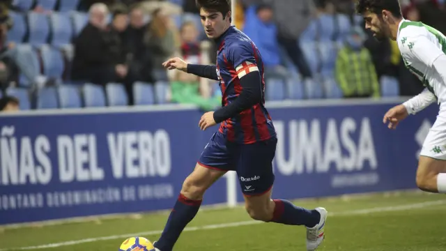Gonzalo Melero aguanta la pelota durante el partido del sábado frente al Córdoba (3-1).