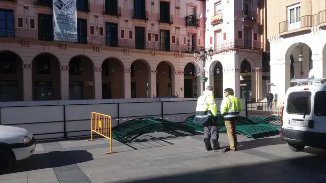 Las brigadas municipales instalan la pista de hielo en la plaza de López Allué