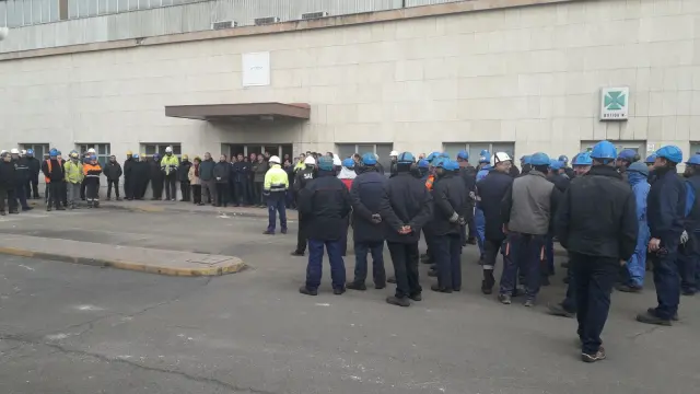 Los compañeros del trabajador fallecido en la térmica de Andorra han guardado cinco minutos de silencio