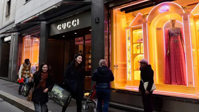 Gente paseando frente a una tienda de Gucci en Milán