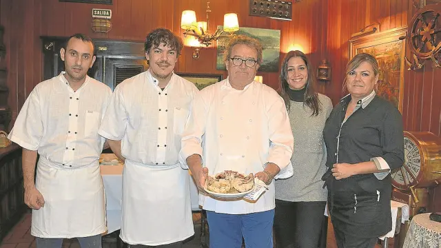 Ignacio Manterola, en el centro, junto a su equipo, en el restaurante Pantxika Orio.