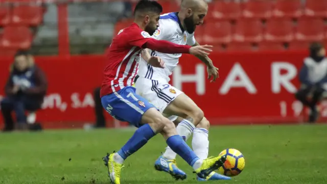 Santos presiona a Ángel Martínez.