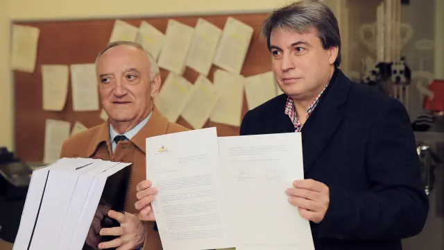 El investigador Policarpo Sánchez (a la derecha) muestra documentos aragoneses que fueron expoliados del Archivo de Salamanca a Cataluña