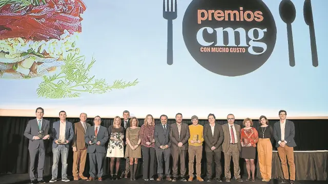 Los premiados junto a los patrocinadores y los representantes de HENNEO y HERALDO DE ARAGÓN.