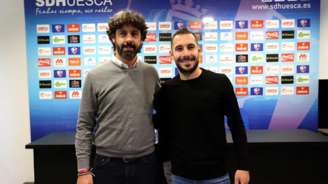 El director deportivo del Huesca, Emilio Vega, y David Ferreiro posan juntos este martes en El Alcoraz en la presentación de su acuerdo de continuidad hasta 2020.