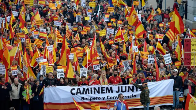 Miles de personas se manifiestan en Barcelona en defensa de la Constitución