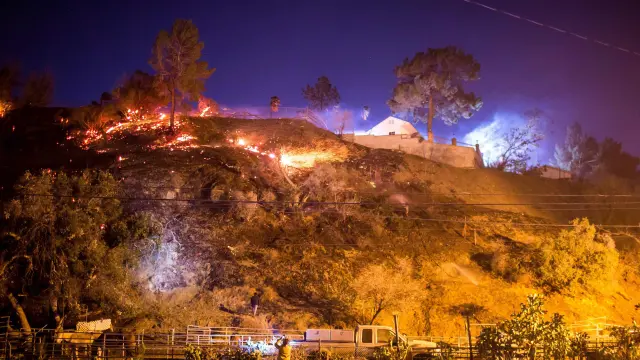 Los incendios de California alcanzan barrios residenciales de Los Ángeles
