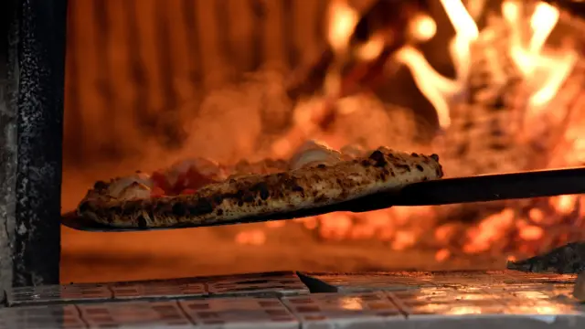 Pizza horneada en una torre del Real bosque de Capodimonte, en un alto de la ciudad del Vesubio.