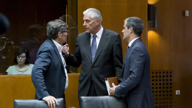 Arturo Aliaga (PAR), Antonio Suárez (PP) y Javier Martínez (Ciudadanos), en una reunión de la Comisión de Hacienda de las Cortes
