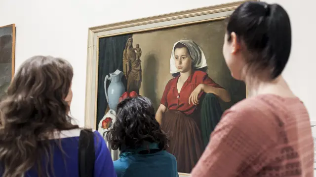 Un grupo de visitantes observa uno de los cuadros de la colección del Museo Provincial de Zaragoza