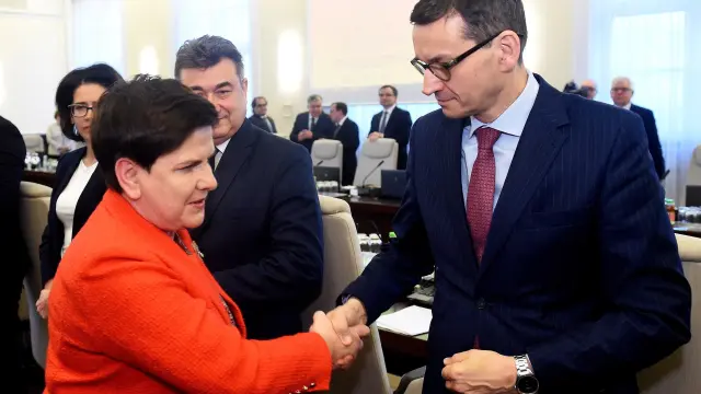 La primera ministra de Polonia, Beata Szydlo, mientras saluda al ministro de Finanzas y Desarrollo, Mateusz Morawiecki.