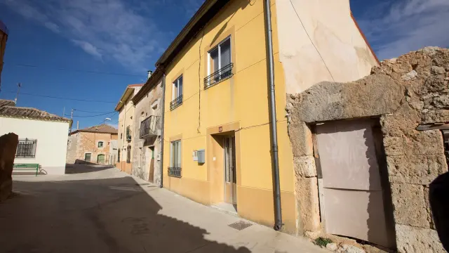 Exterior de la vivienda ubicada en el municipio de Pedrosa de Duero, en cuyo interior han fallecido dos personas.