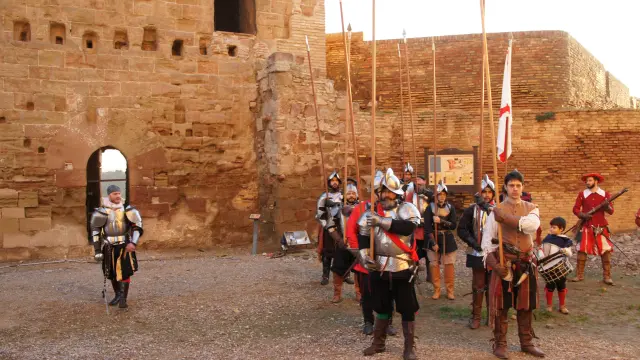 Una guarnición formada en el patio de armas del castillo de Monzón.
