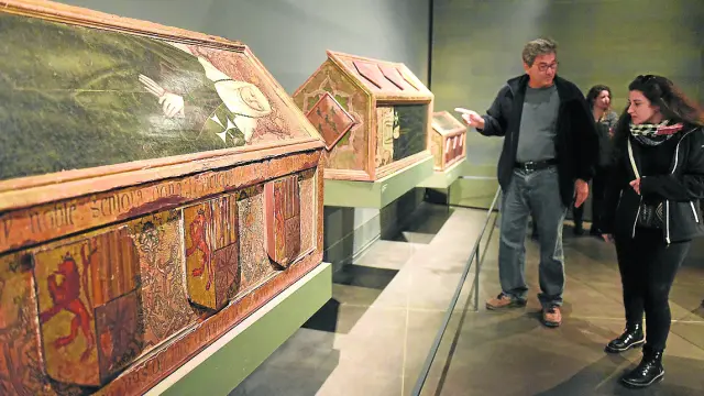 Cajas sepulcrales de las prioras de Sijena, tres de las piezas expuestas en el Museo de Lérida.