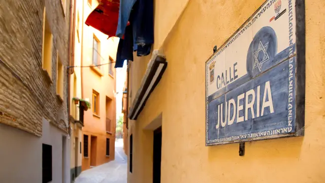 Señalización en la entrada del barrio judío en Tarazona.