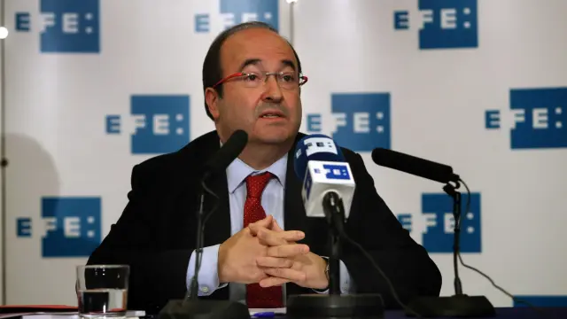 El candidato del PSC a la presidencia de la Generalitat, Miquel Iceta, durante la rueda de prensa que ha ofrecido en la sede de la Agencia Efe en Barcelona.