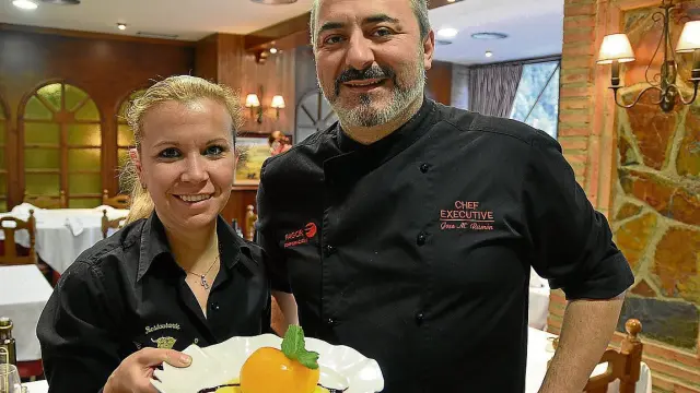 El chef Chema Ramón, con la camarera Beatriz Sánchez, en La Tertulia Taurina.