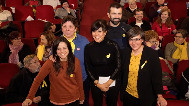 Mireia Boya, a la derecha, junto a los otros candidatos de la CUP a las elecciones del 21 D. María Sirvent, Gabriela Serra, Rosa Penyafiel y Pau Juvillà.