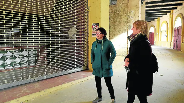 Silvia Mellado y Pilar Novales, ediles de Cambiar, en los bajos de la plaza, donde se ubicarían los puestos.