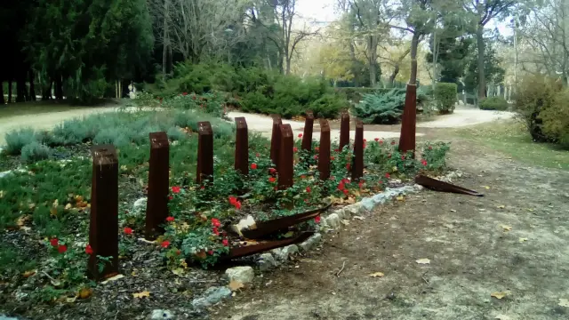 Tres de las trece piezas que componen la glorieta 'Las trece rosas', en el parque Grande 'José Antonio Labordeta', han sido derribadas.