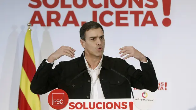 El secretario general del PSOE, Pedro Sánchez, durante su intervención esta noche en el mitin electoral celebrado en Mataró (Barcelona).