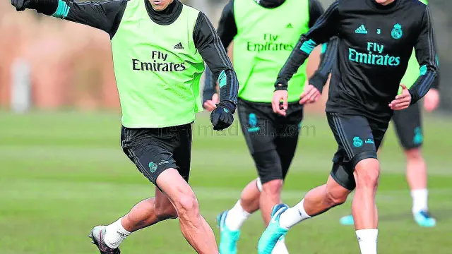 Vallejo, a la derecha, en un entrenamiento del Real Madrid.