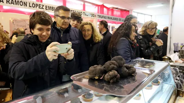 La Feria de la Trufa de Sarrión abrió ayer sus puertas con la presencia de numeroso público.