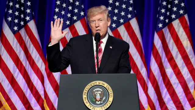 Donald Trump da un discurso durante el acto
