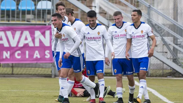 Los jugadores del Deportivo Aragón se felicitan, ayer en la Ciudad Deportiva.