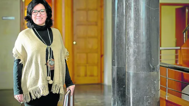 La alcaldesa socialista Marta Gracia, en el interior del Ayuntamiento de La Almunia.