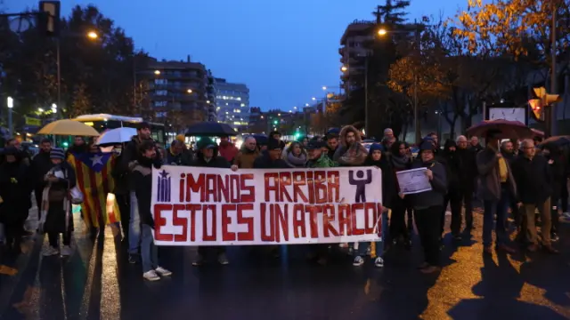 Los manifestantes cortan la rambla de Aragón
