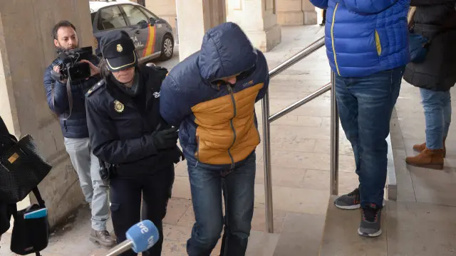 Uno de los acusados por la muerte de Luis Esteban entra en el Juzgado de Teruel