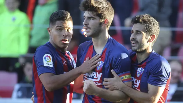 Cucho Hernández, Melero y Sastre celebran uno de los 26 goles anotados por el Huesca en lo que va de curso liguero.