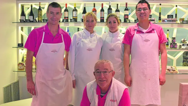 Equipo de la carnicería Martínez, con el encargado, Jesús Bruna, y Pedro Andreu, Ana Asensio, Ana González y Luis Díaz.
