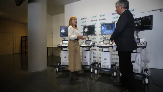 La coordinadora del anillo radiológico, María Teresa Martínez Berganza, y el gerente del Salud, Javier Marión.