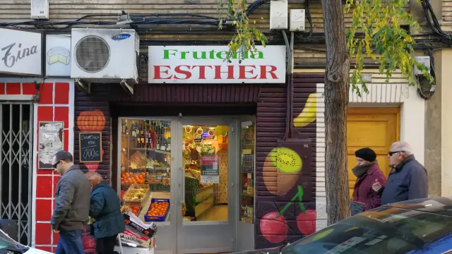 La frutería Esther es uno de los comercios que cuelgan en su puerta el carte de 'Entrevecin@s''