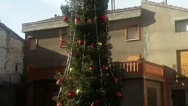 El árbol de Navidad de La Puebla de Valverde, con la cigüeña en lo más alto